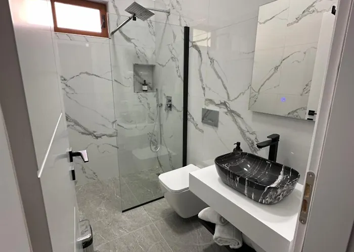 Elona's 招待所 Krujë